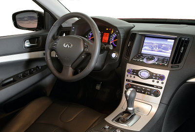 
Description de l'intrieur de l'Infiniti IPL G Coup de 2011.
 